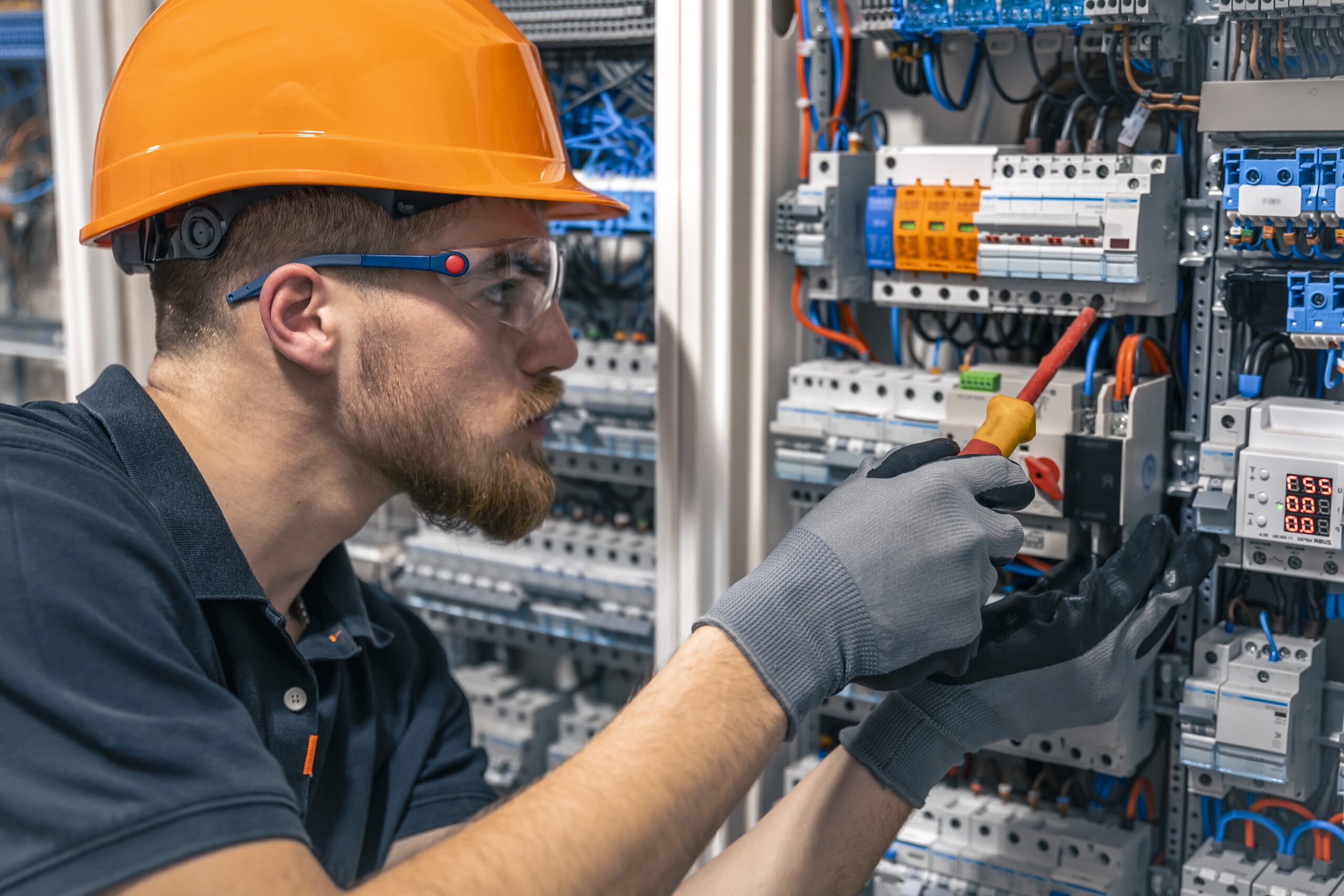 Elektriker arbeitet an einem Sicherungskasten